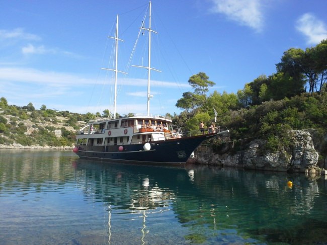 Yacht LUNA