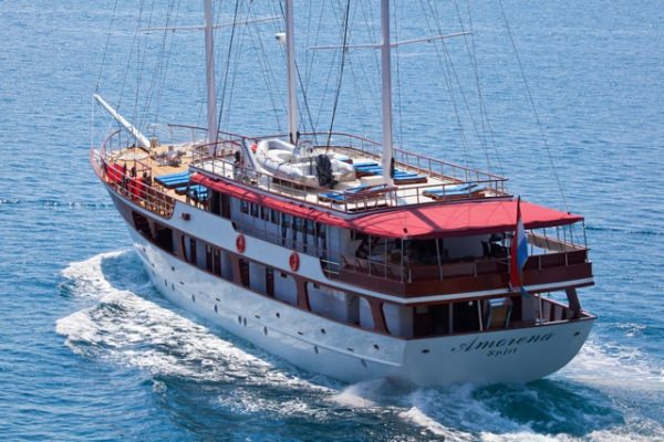 Yacht AMORENA