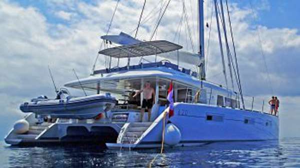AMAZING Easy water access from stern steps AMAZING Easy water access from stern steps
