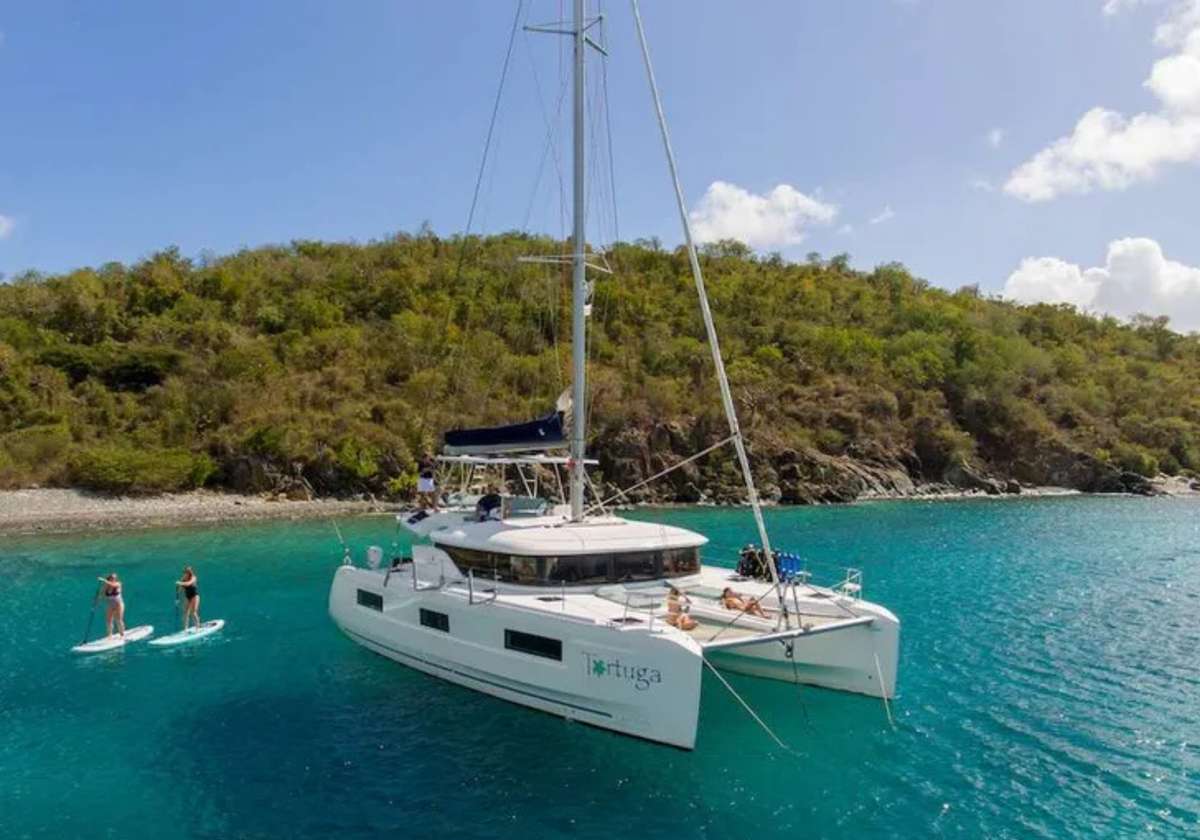 TORTUGA, un Sailing Catamaran de 46 pies, disponible para charter de lujo con tripulación