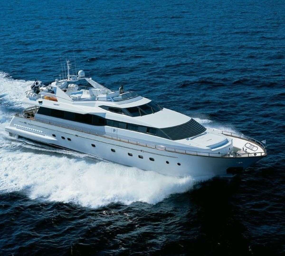 AZURE ONE, un Motor Yacht de 100 pies, disponible para charter de lujo con tripulación