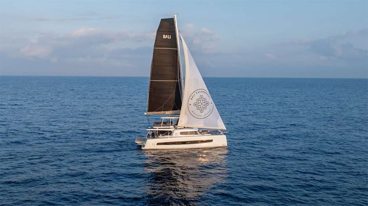 HIRAYA, un Sailing Catamaran de 52 pies, disponible para charter de lujo con tripulación