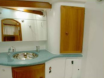SAYANG Yacht Charter - Guest Bathroom