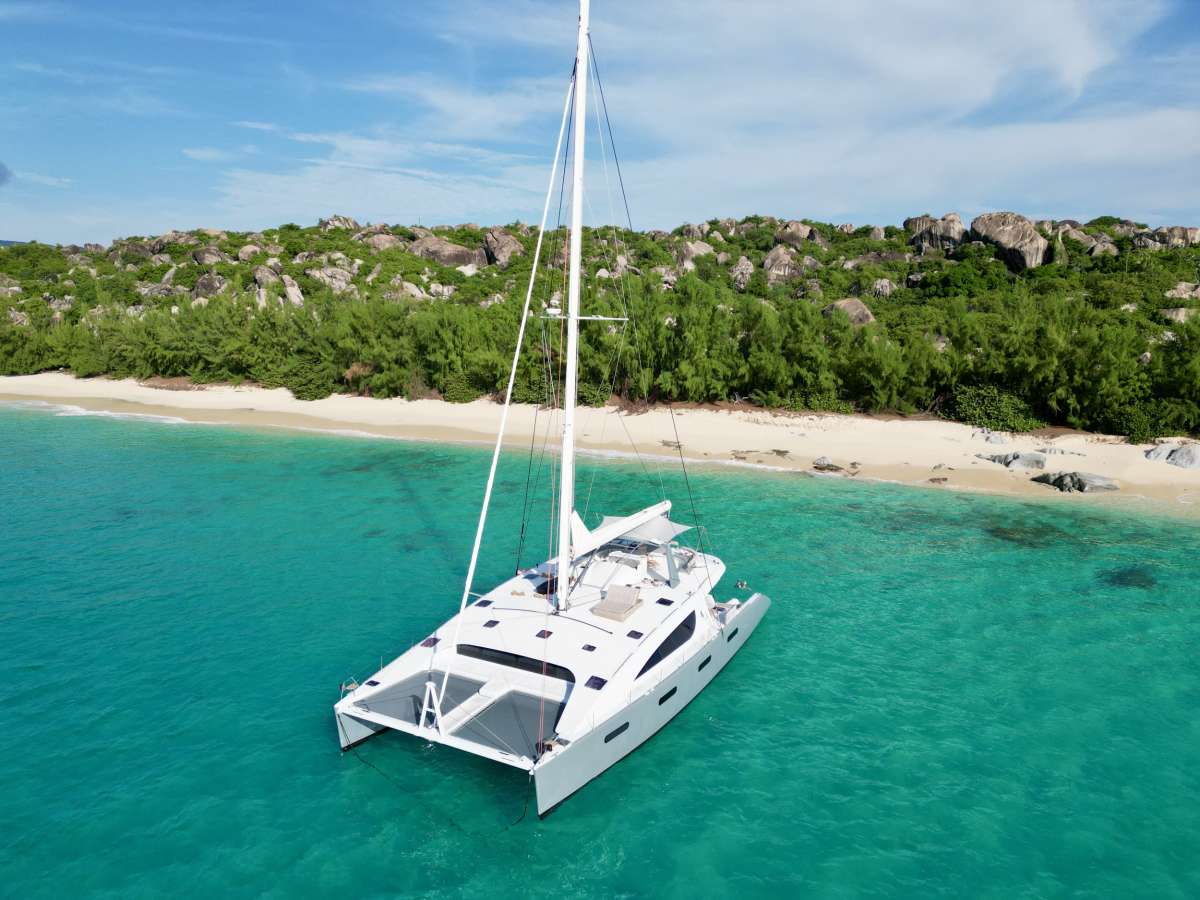 Zingara anchored off of Trunk bay near to the Baths