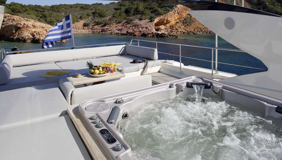 Sundeck Jacuzzi