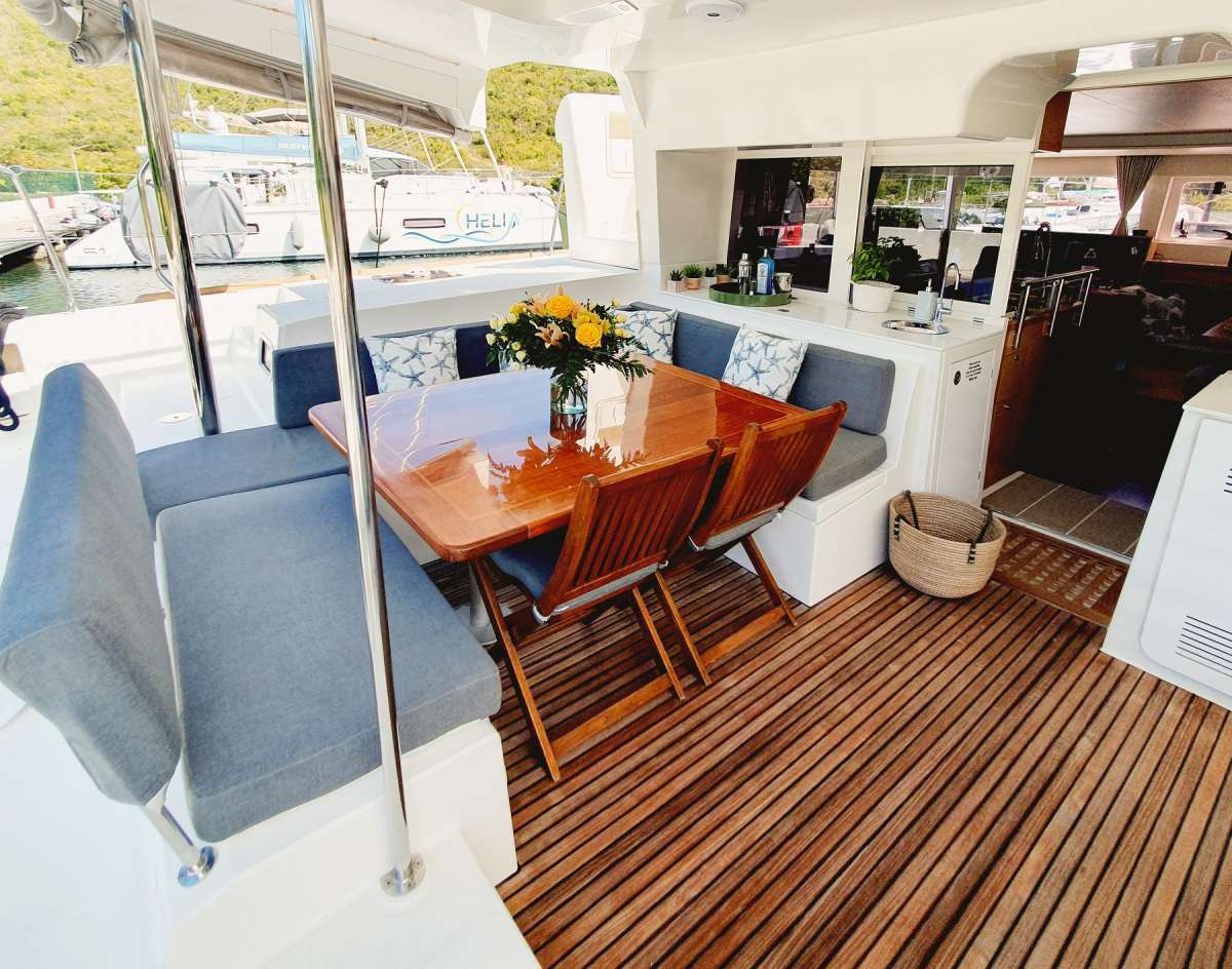 Cockpit with lounge and dining area