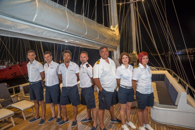 Yacht Charter BELLAMARE Crew