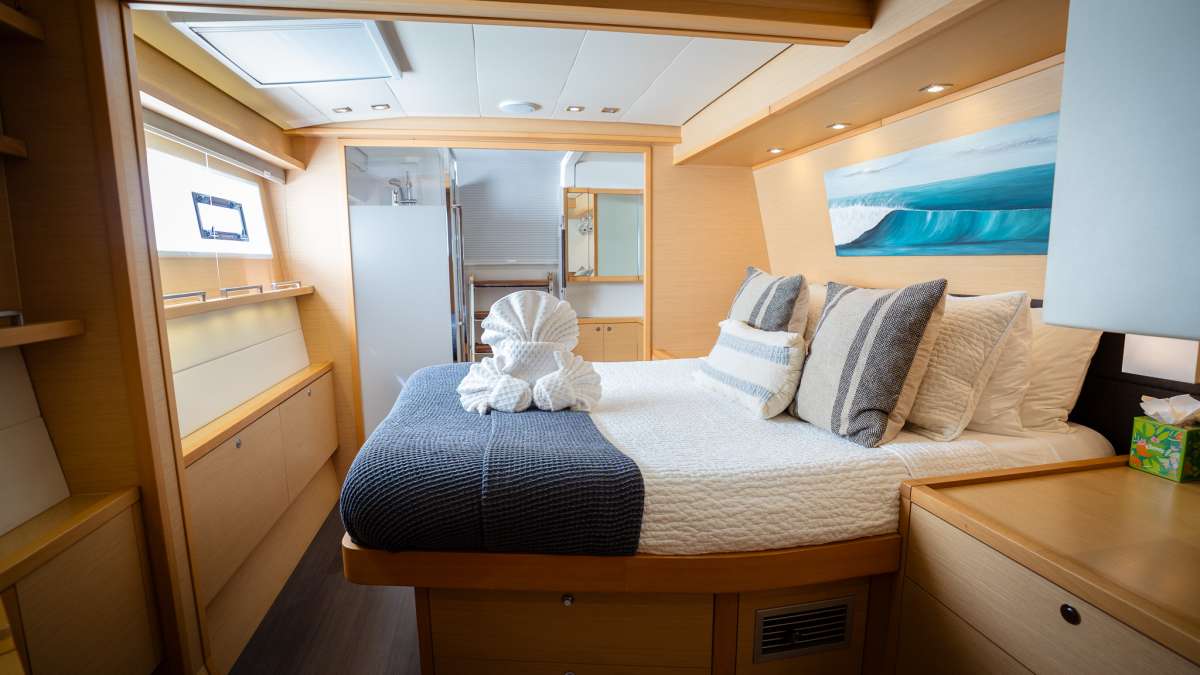 Queen guest cabin