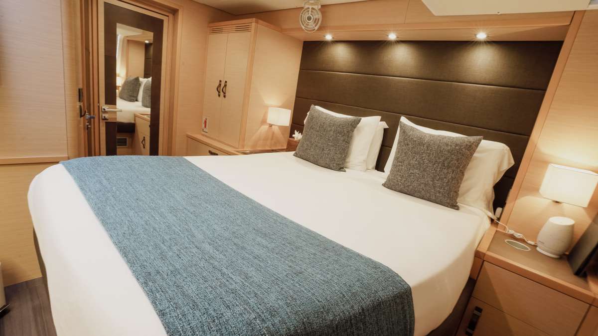 Queen guest cabin