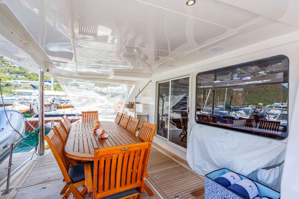 Aft cockpit and alfresco dining area