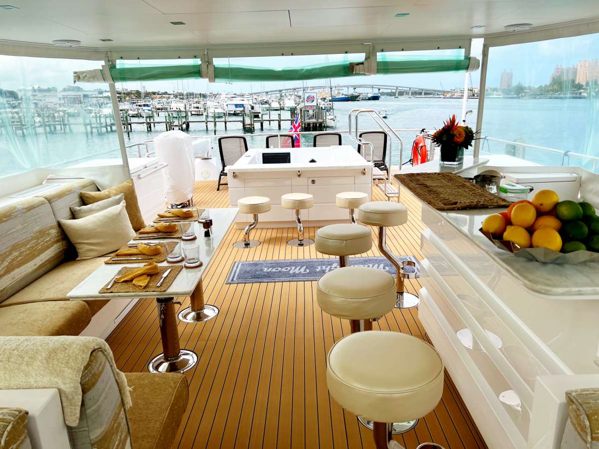 Alfresco dining on the flybridge