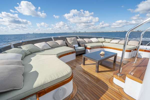 Flybridge seating foward