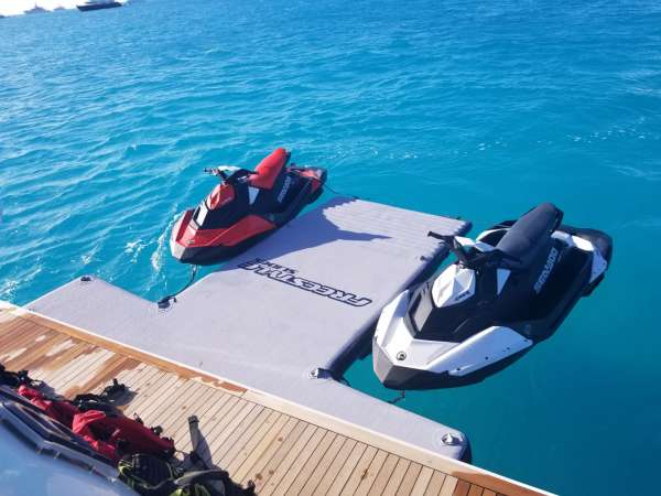 2 Jetskis & Floater