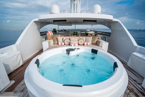 Flybridge with Jacuzzi