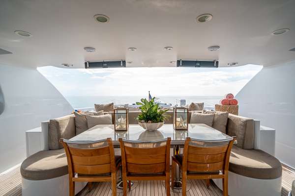 Flybridge dining and seating