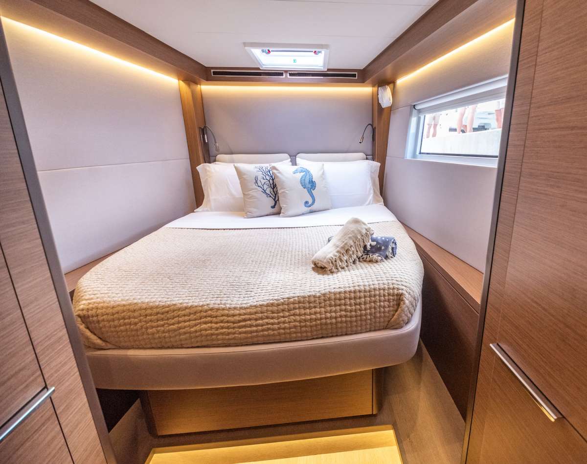 Queen guest cabin