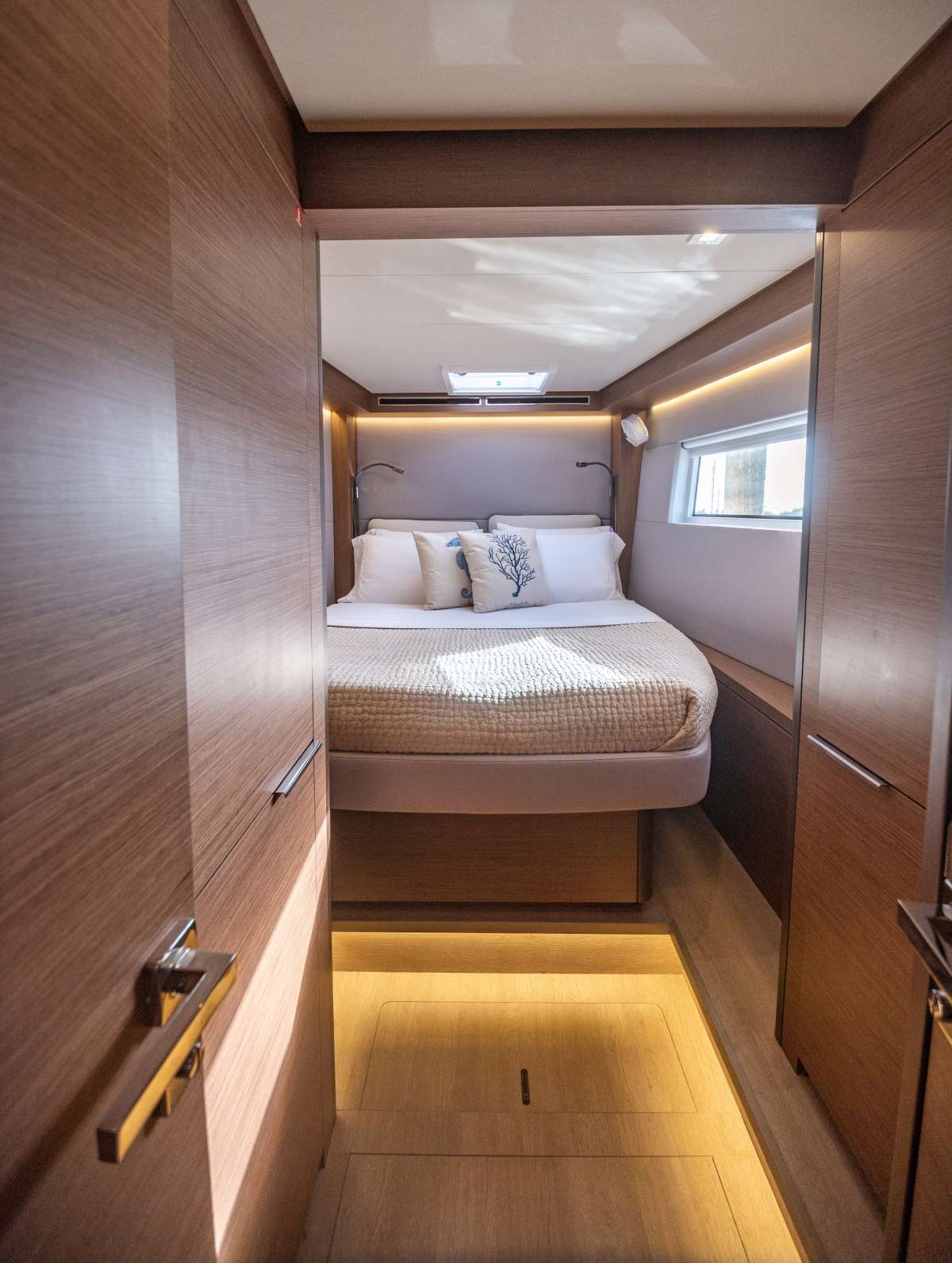 Queen guest cabin