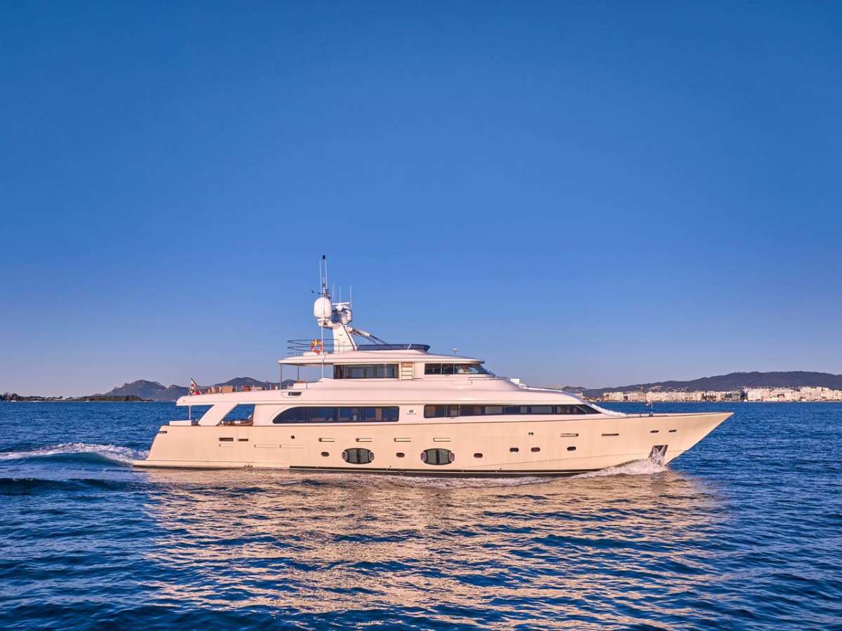 Best Off Crewed Luxury Motor Yacht Charter Boatsatsea Com