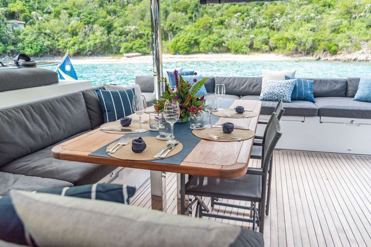 Al fresco dining in the cockpit