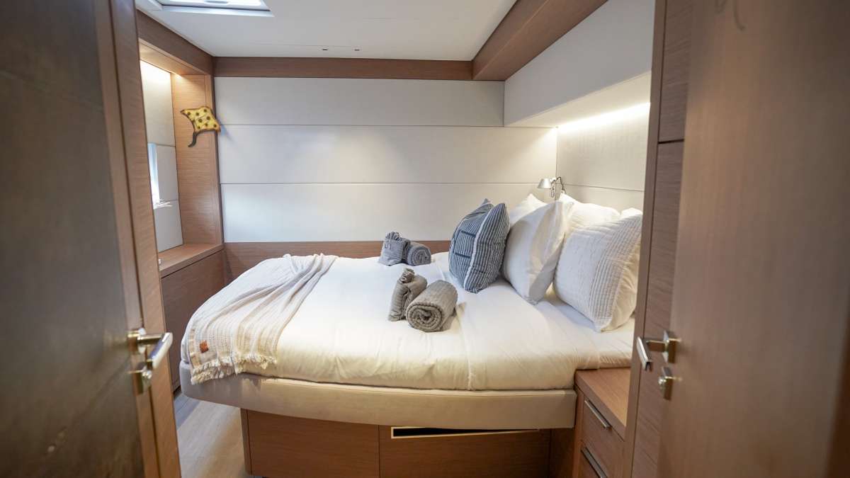 Queen guest cabin