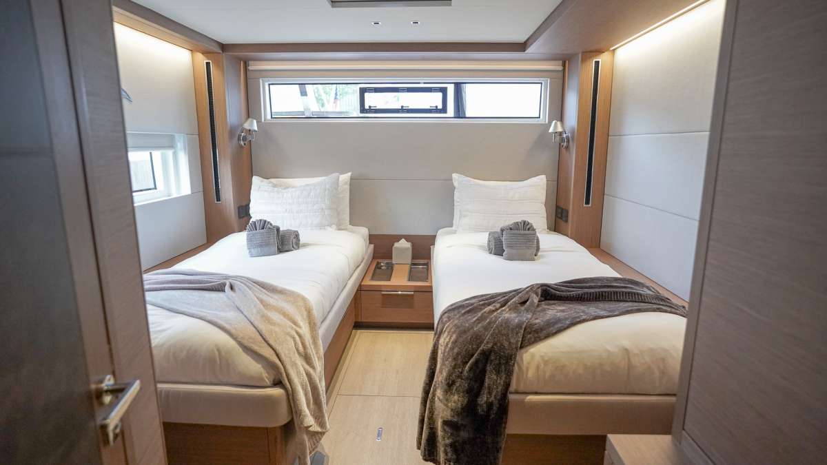 Queen guest cabin