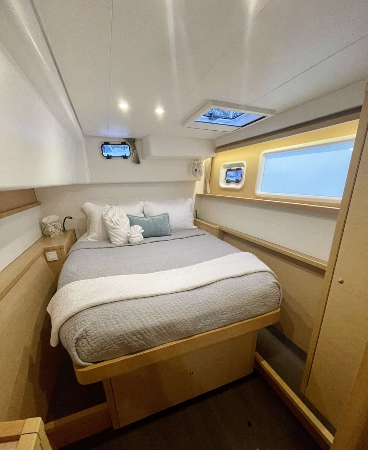 Queen guest cabin