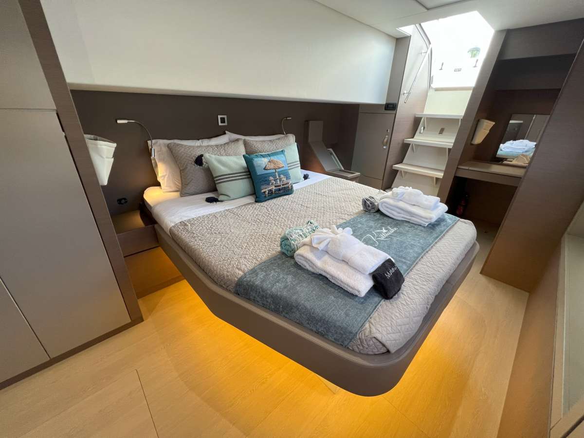 VIP CABIN - ENTIRE PORT SIDE