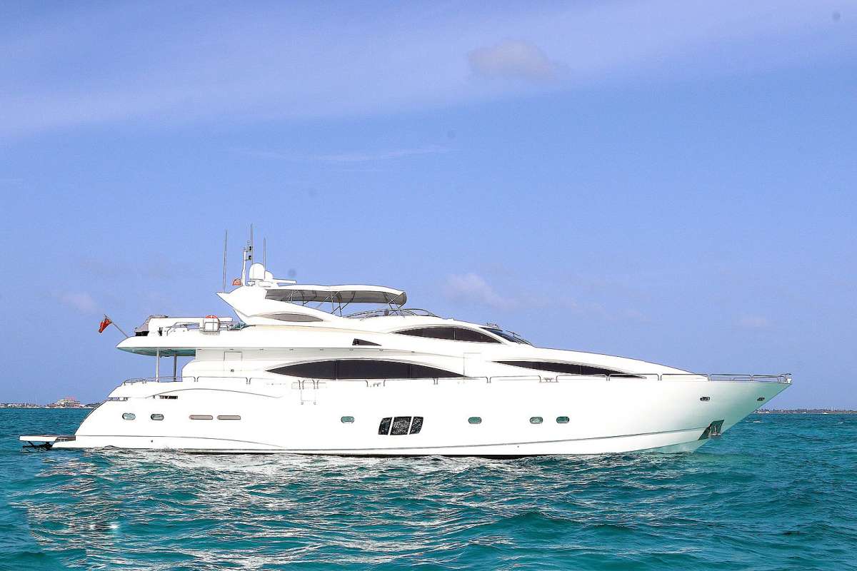 YCM 105yacht-image