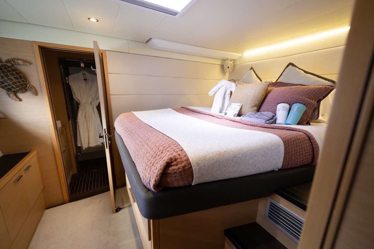 Guest cabin with aft access