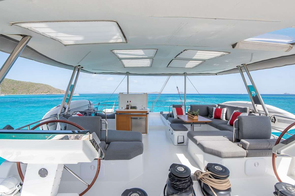 Spacious flybridge with wet bar