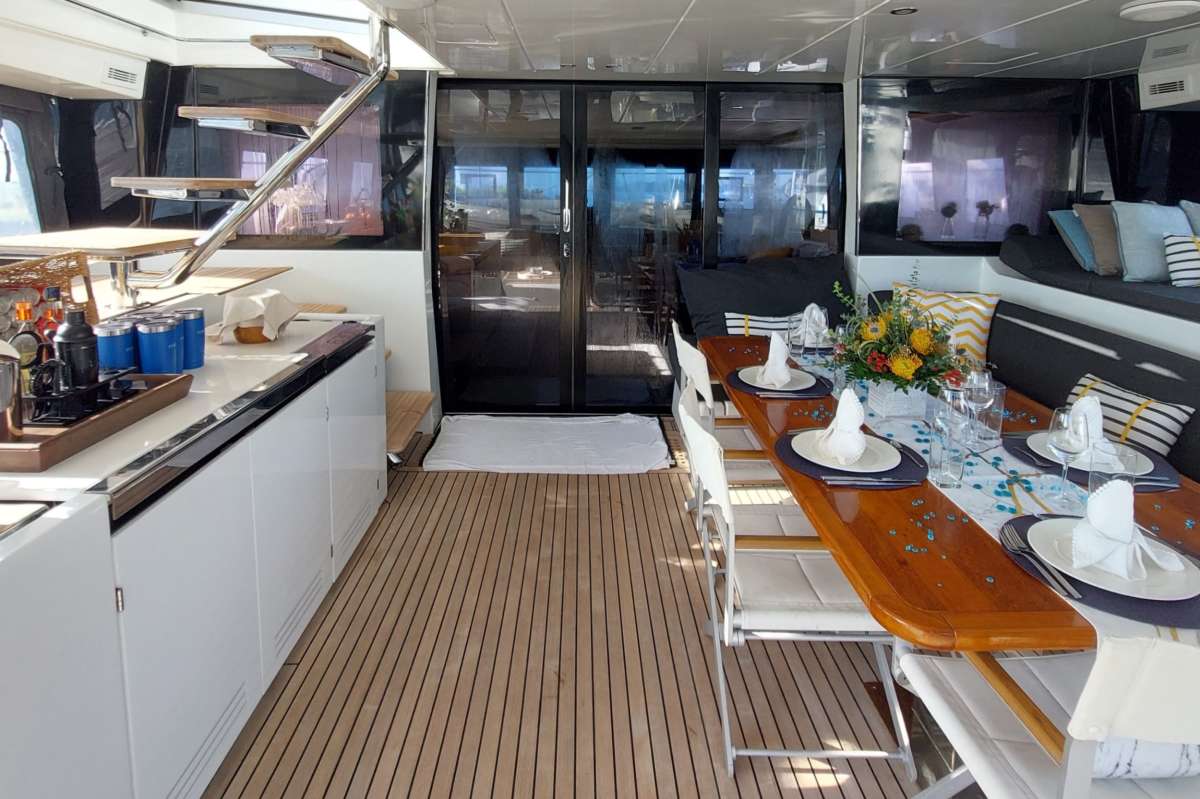 Flybridge lounging area and helm