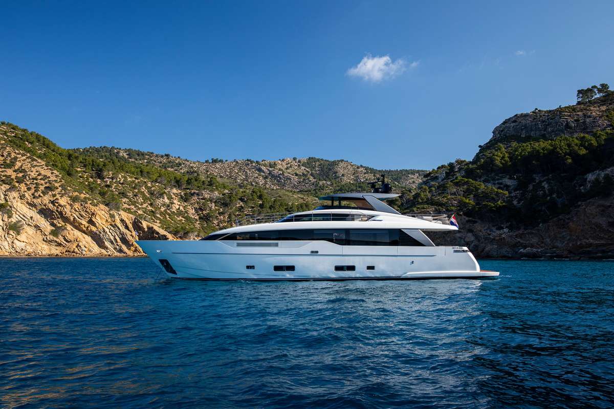 Yacht Charter SEVEN | Ritzy Charters