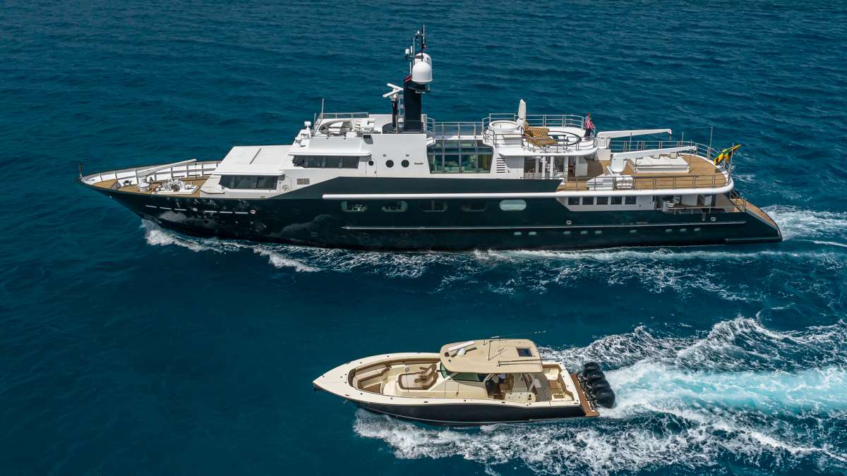 who owns highlander yacht