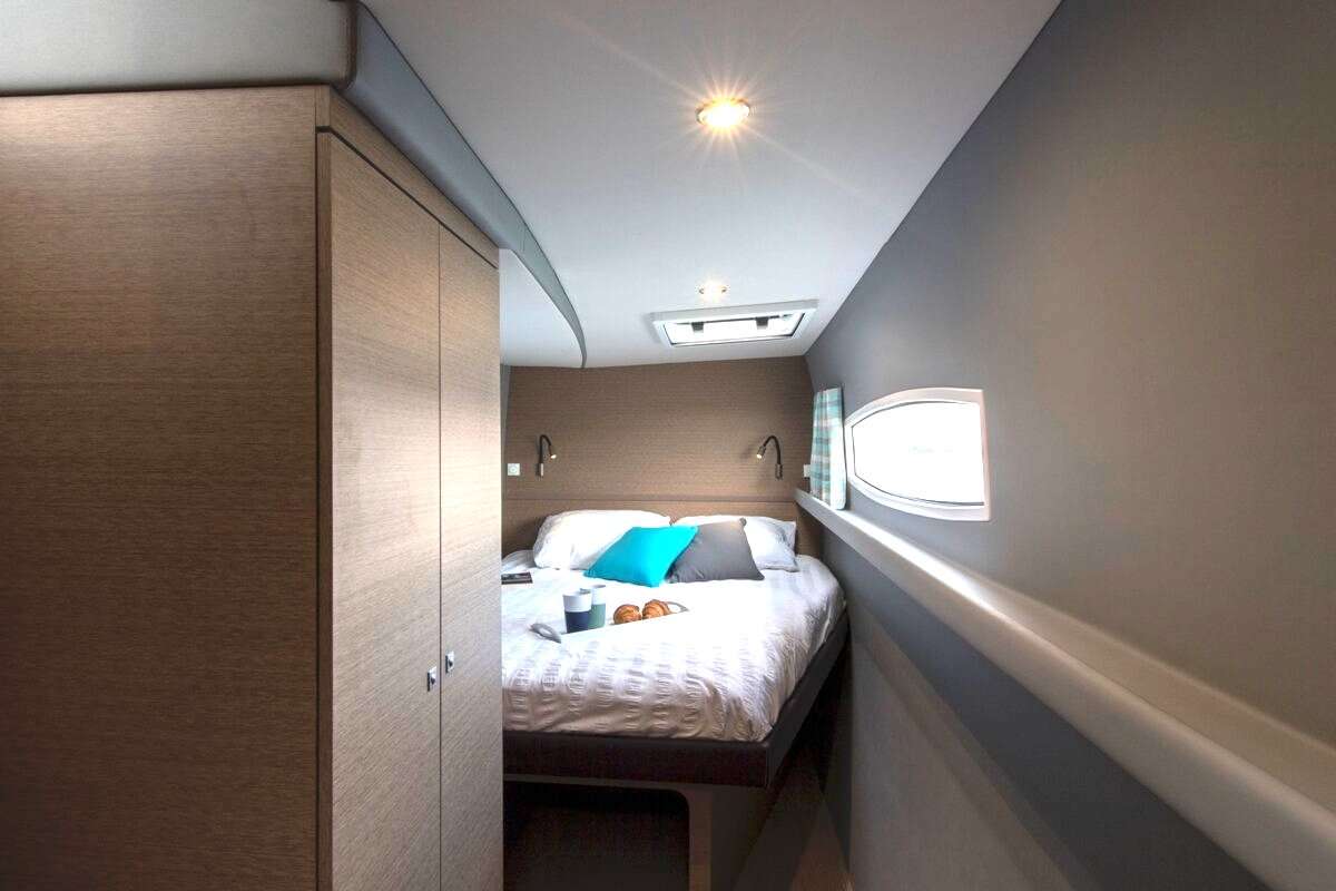 Guest cabin in hull