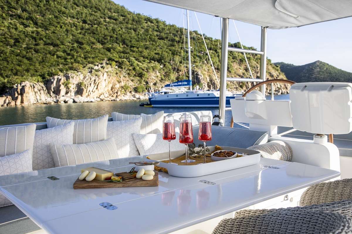 Wine and dine with a view on the stylish flydeck