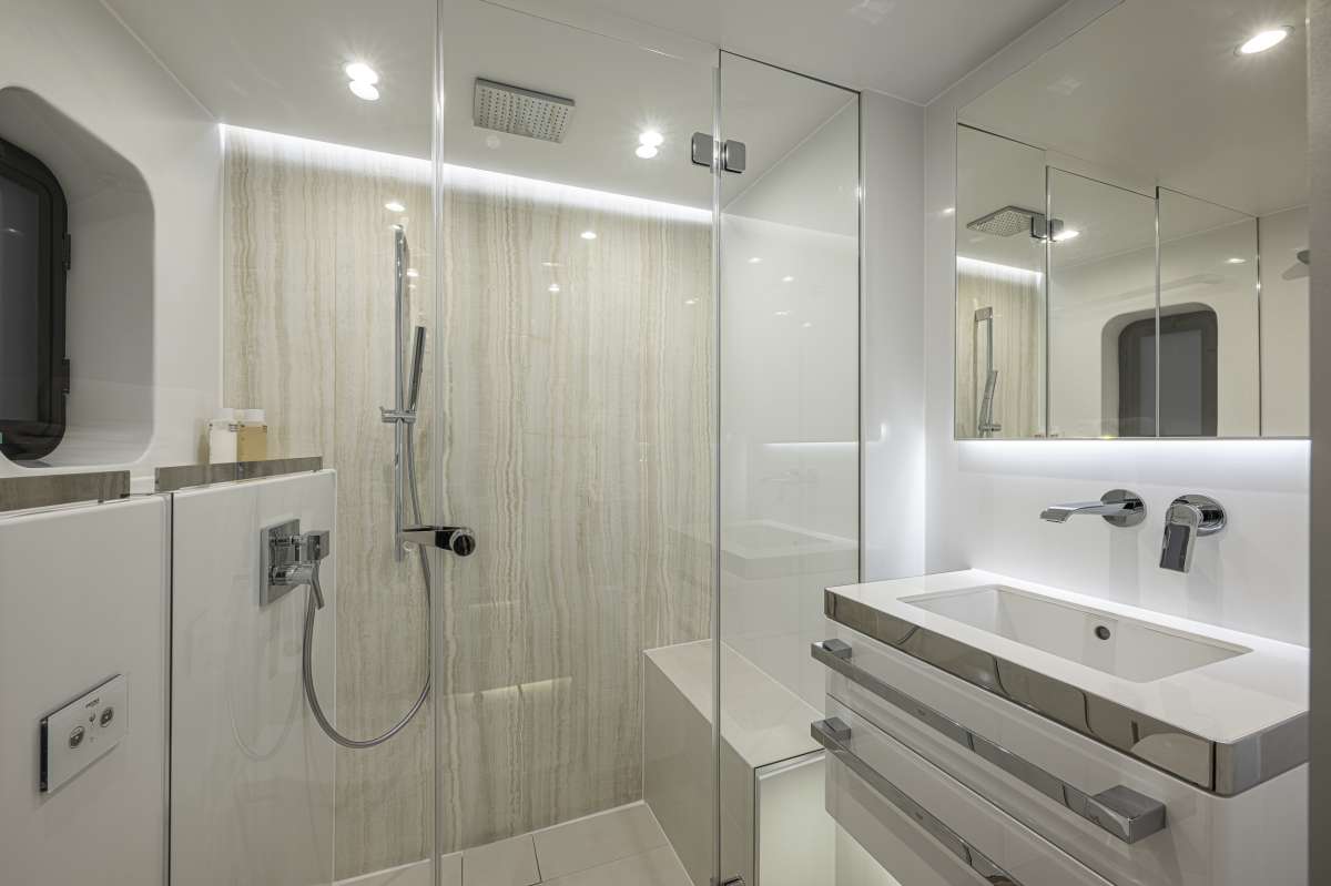 STBD Hull Master Bath