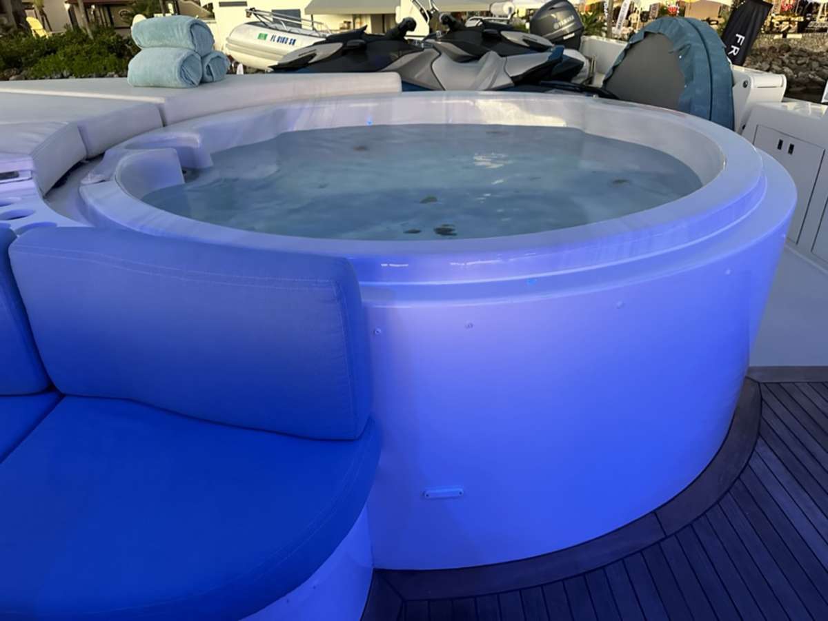 Flybridge Jacuzzi