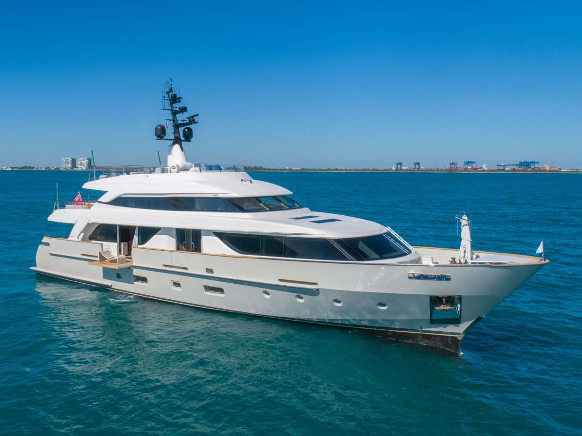 Yacht PHOENIX
