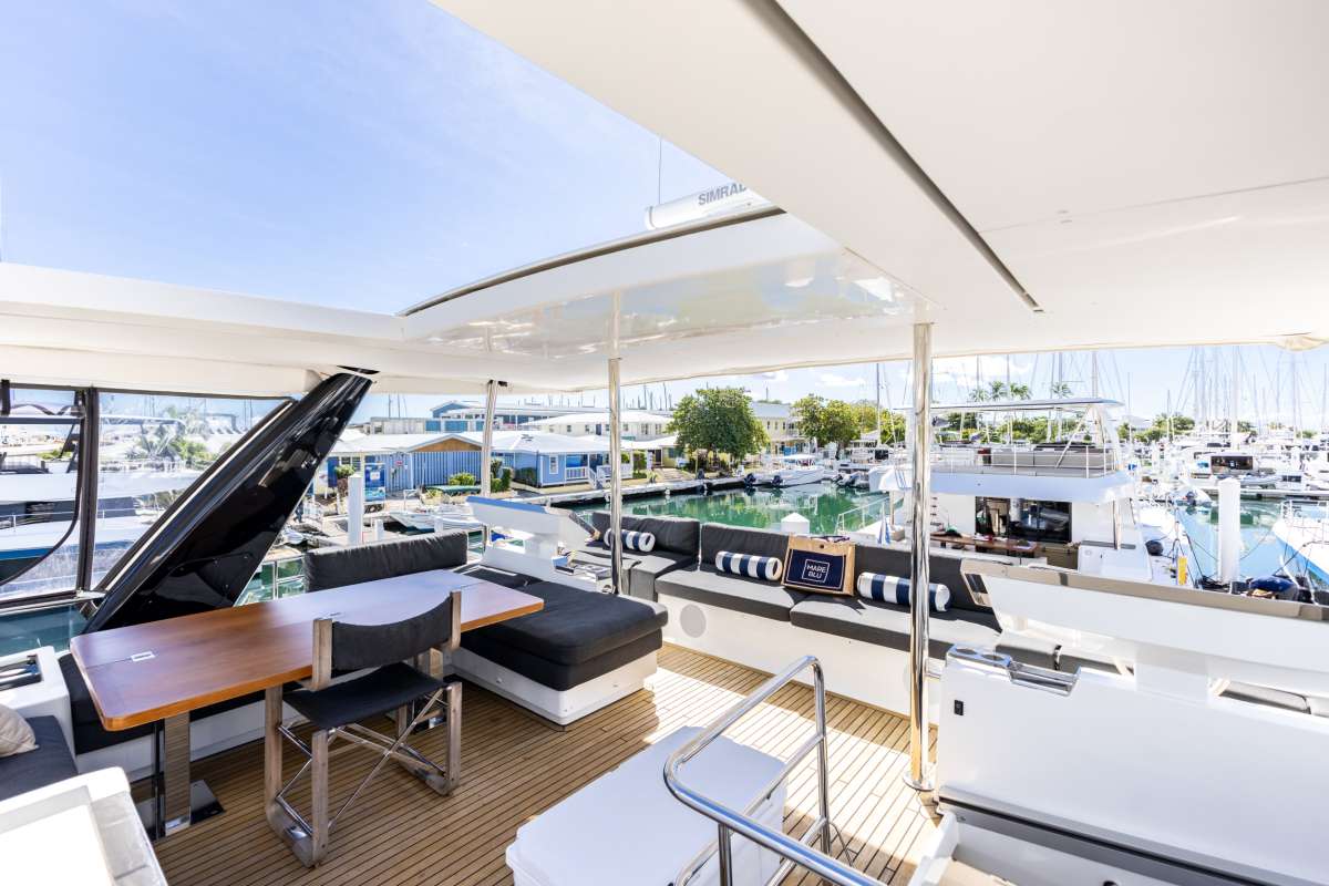 Mare Blu flybridge
