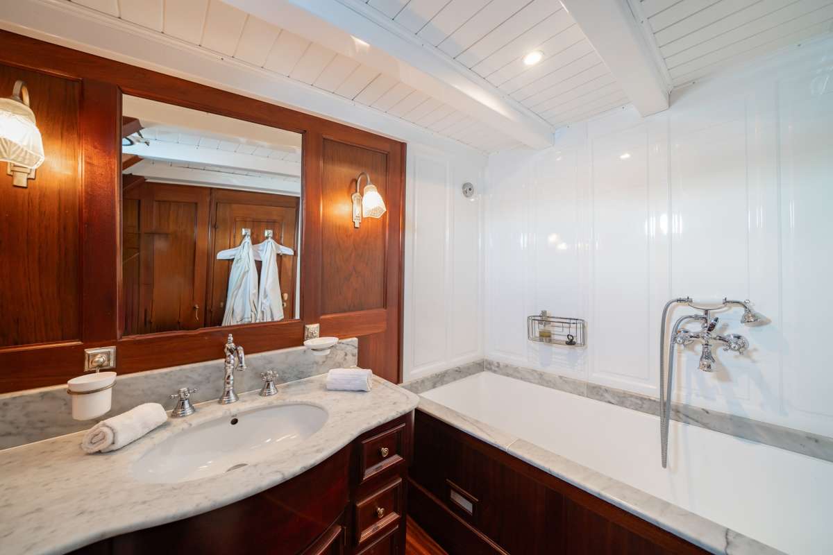 TRINAKRIA - Double Stateroom