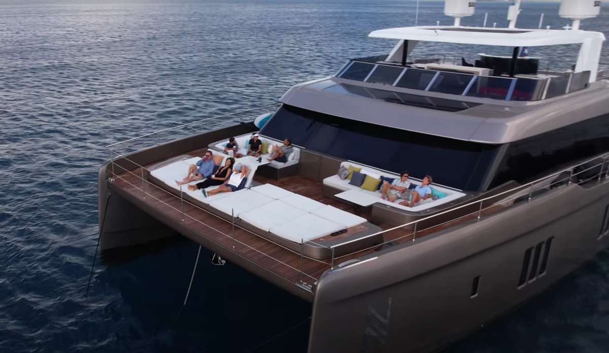 Forward deck lounge space, optional shading on half of the foredeck