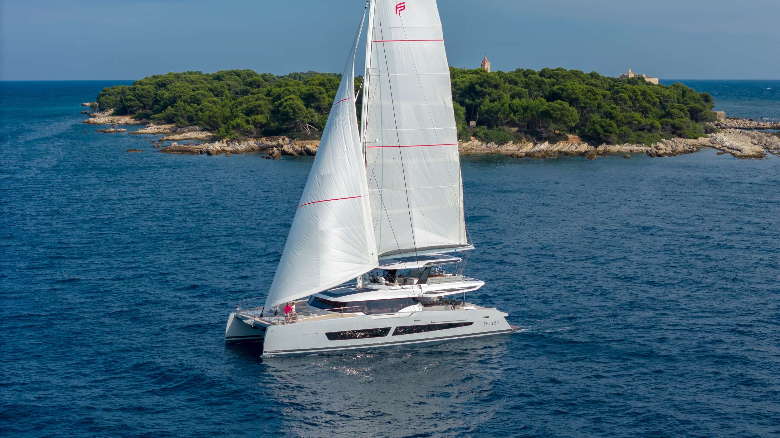 Thira 80, un Sailing Catamaran de 78 pies, disponible para charter de lujo con tripulación