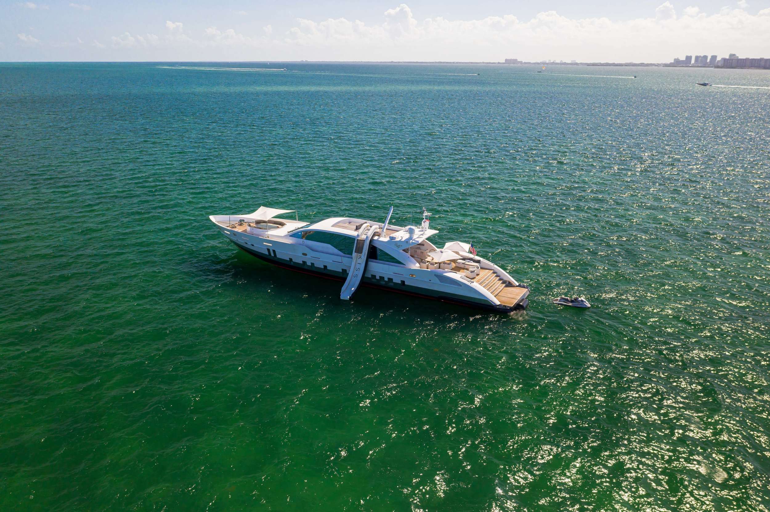 Double Shot, un Motor Yacht de 120 pies, disponible para charter de lujo con tripulación