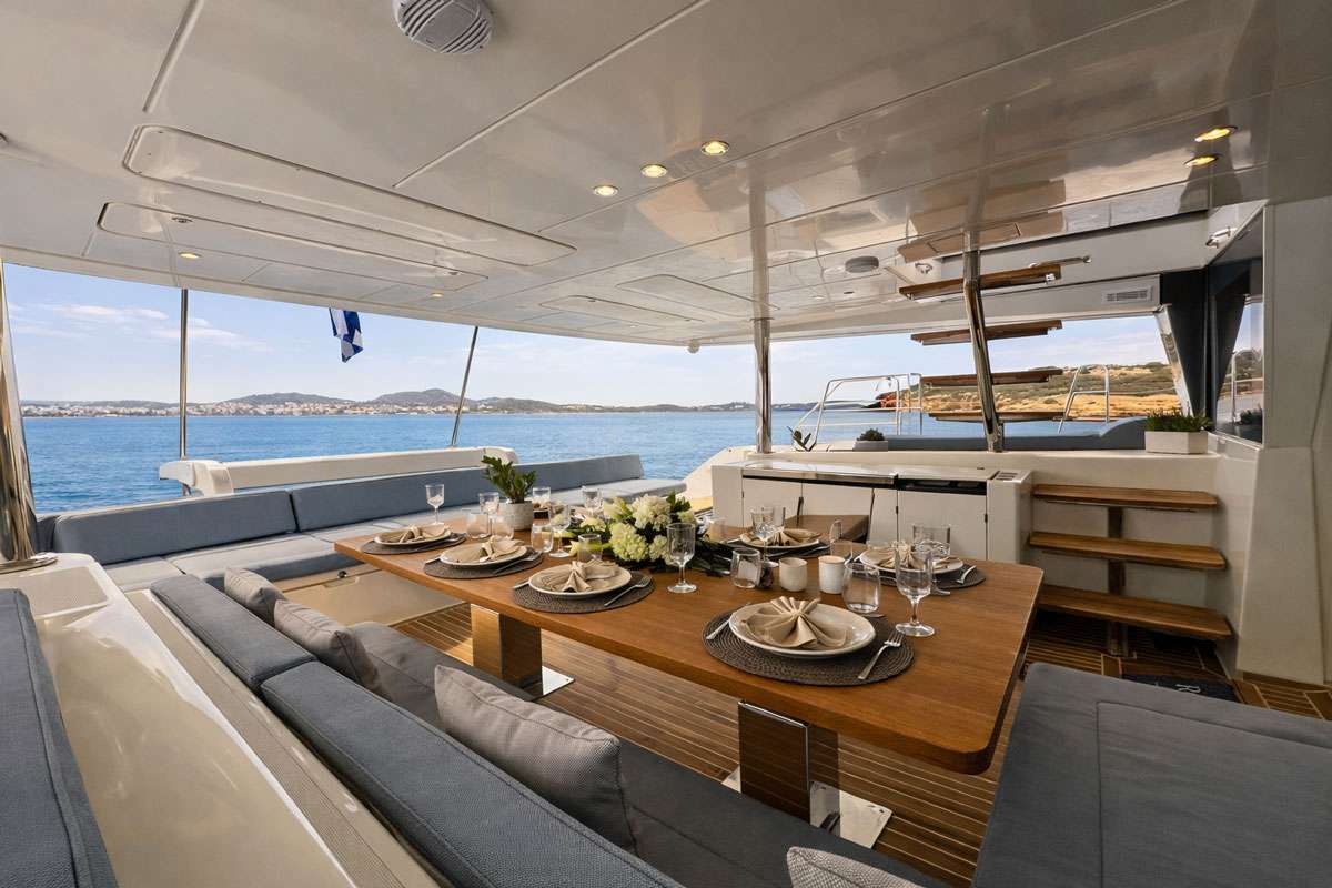 Royal-Destiny-cocpit-table