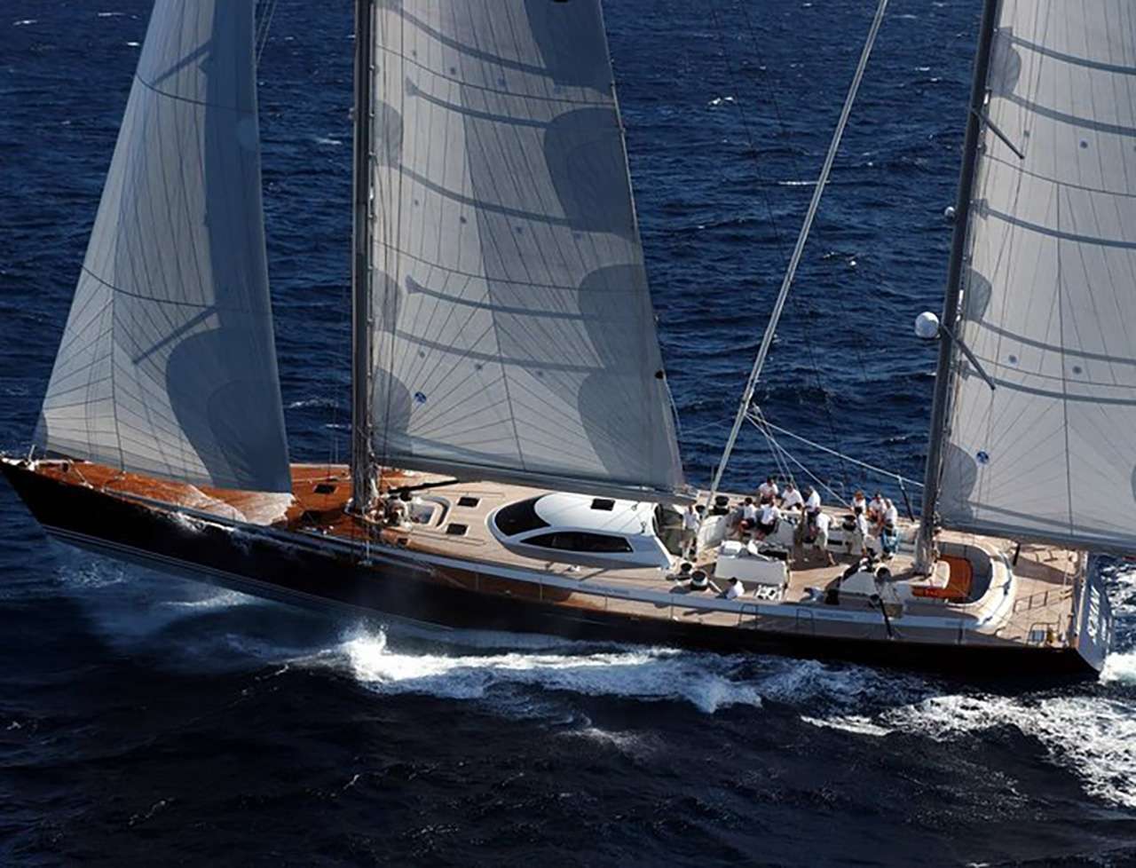SOJANA, un Sailing Monohull de 114 pies, disponible para charter de lujo con tripulación