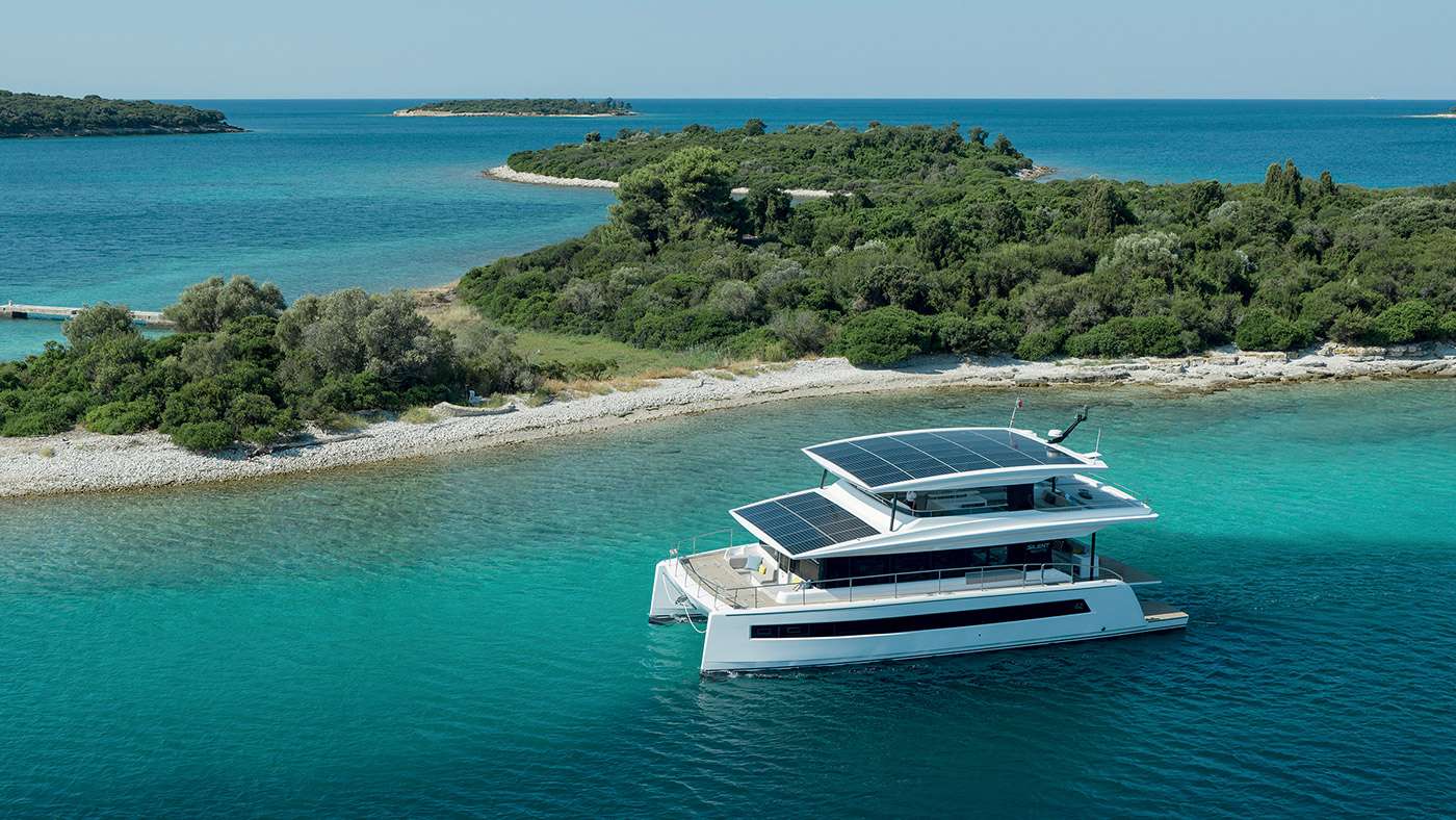 100%, un Sailing Catamaran de 62 pies, disponible para charter de lujo con tripulación