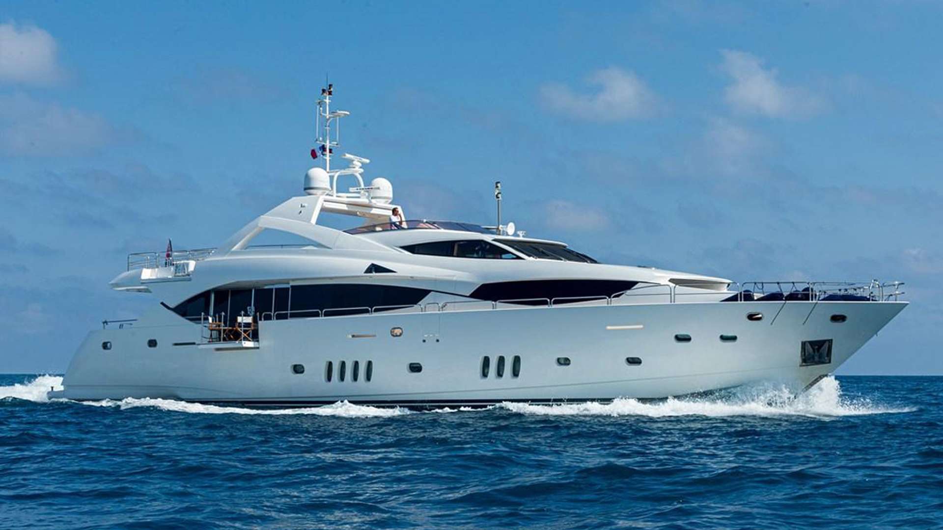 BLADE I, un Motor Yacht de 112 pies, disponible para charter de lujo con tripulación