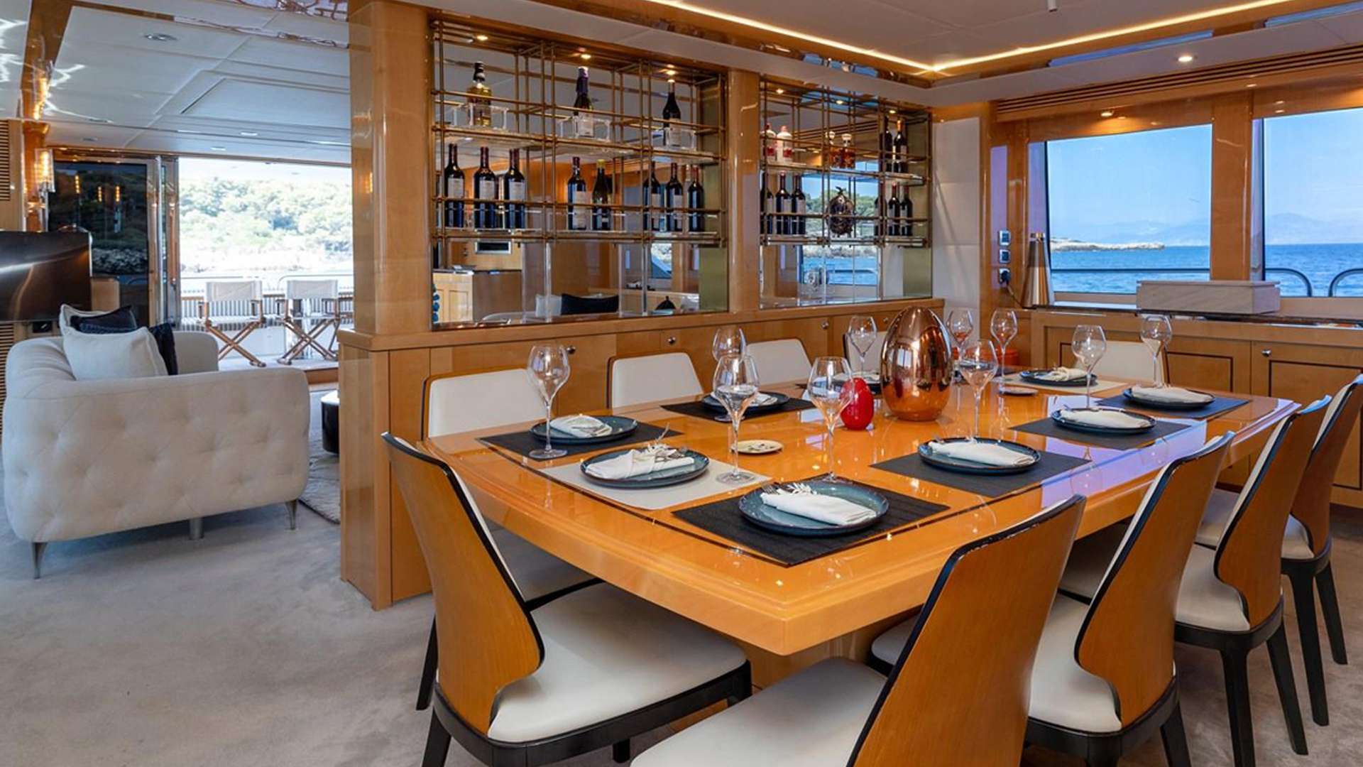 Main Deck Dining Area 