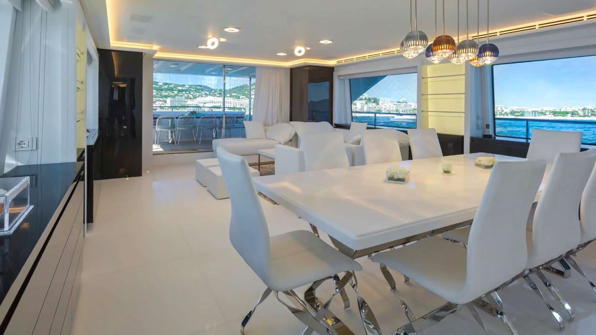 Main Deck Dining Area 