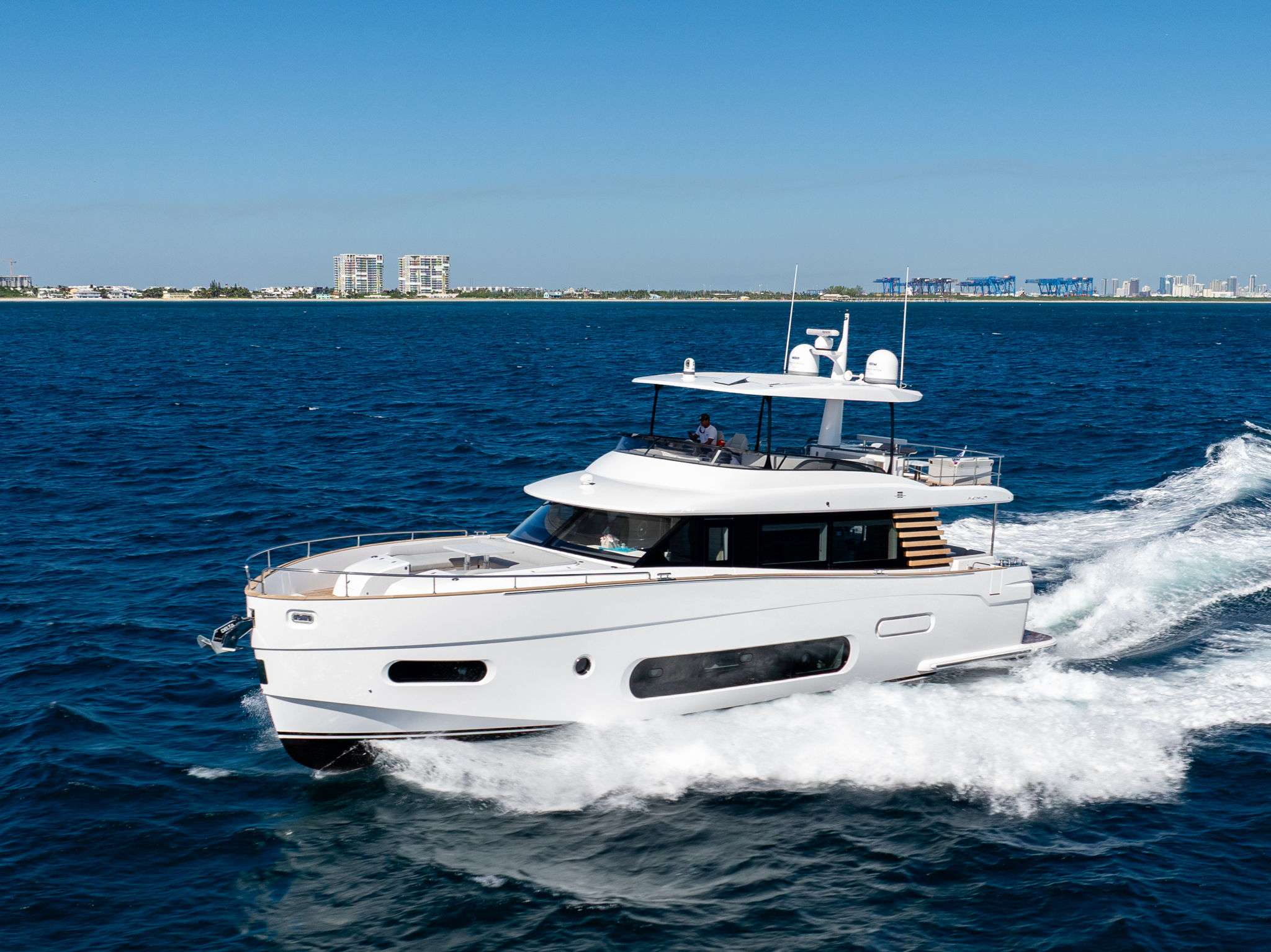 Knot Caught Slippin, un Motor Yacht de 66 pies, disponible para charter de lujo con tripulación